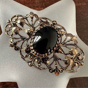 Vintage floral motif brooch